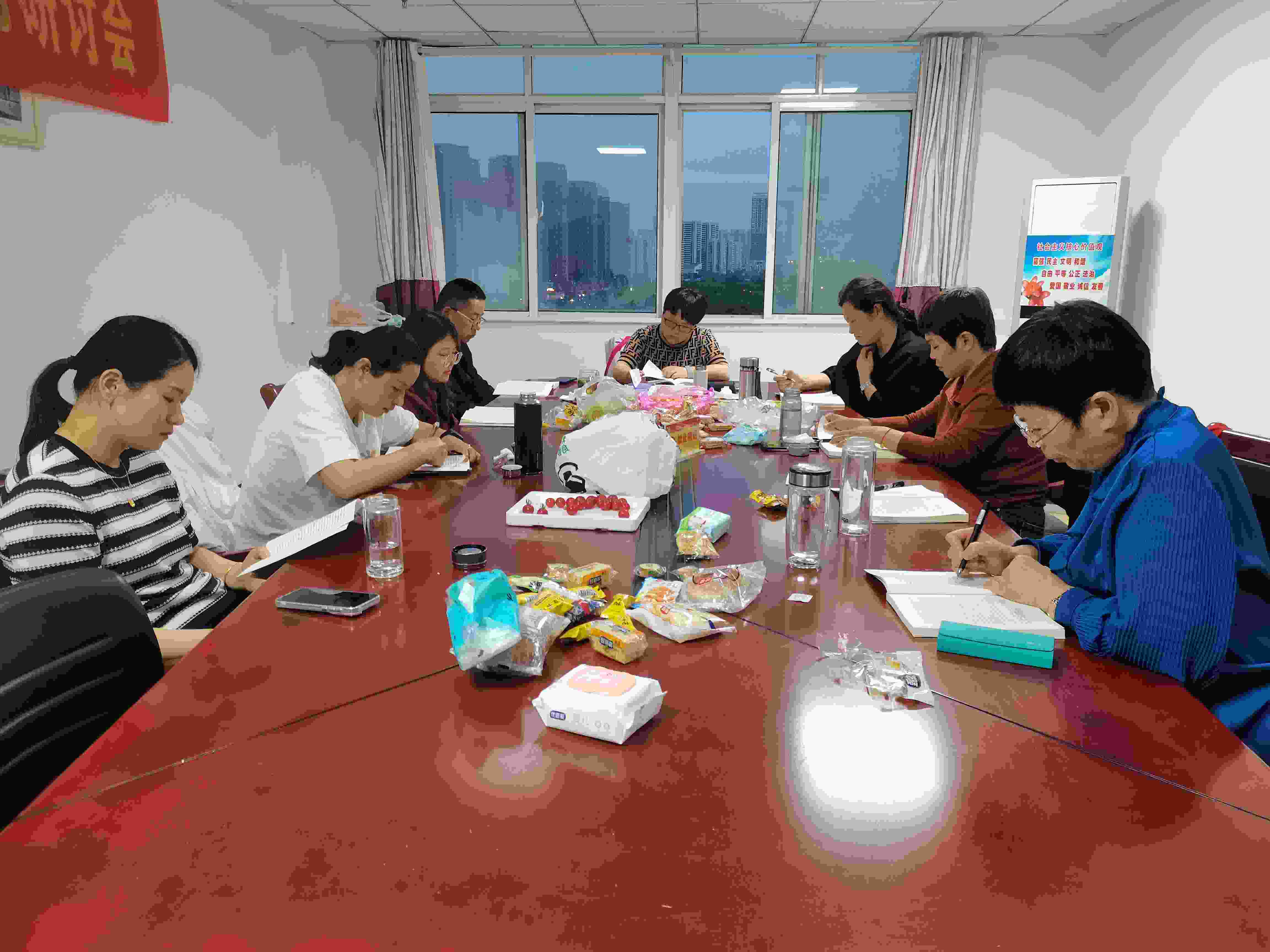 【阜陽(yáng)心理咨詢中心】以己為鏡，賦能心靈：成為來(lái)訪者心靈成長(zhǎng)的引路人